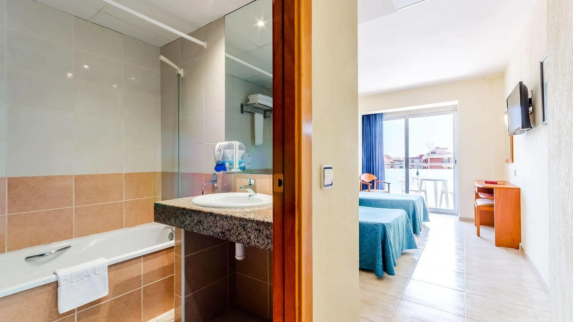 Hotel Mar Blau Calella 3*,